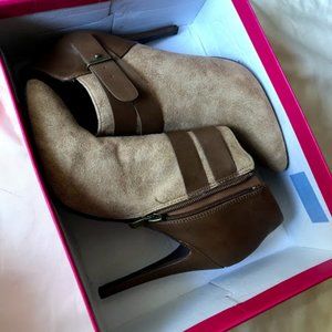 Shoedazzle Womens Aydee Cognac Heeled Boots